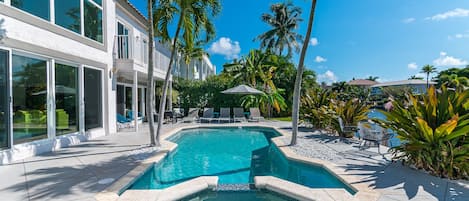 Alberca al aire libre y alberca climatizada