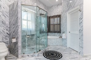 Badewanne, Whirlpool, Haartrockner, Handtücher