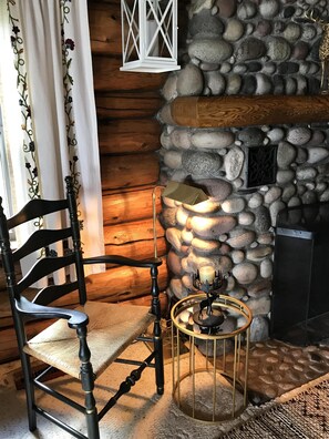 Interior - Stay in a classic American log cabin on Lake Superior’s North Shore (Two Harbors)