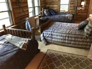 2 bedrooms, bed sheets - Stay in a classic American log cabin on Lake Superior’s North Shore (Two Harbors)