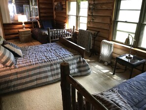 2 bedrooms, bed sheets - Stay in a classic American log cabin on Lake Superior’s North Shore (Two Harbors)