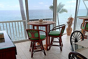 Dining - Luxurious  Oceanfront   Penthouse Condo  Air Conditioned. Sleeps 4 (Kona)