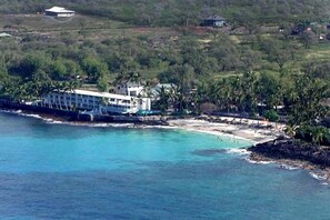 Sun-loungers, beach towels - Luxurious  Oceanfront   Penthouse Condo  Air Conditioned. Sleeps 4 (Kona)