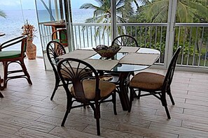 Outdoor dining - Luxurious  Oceanfront   Penthouse Condo  Air Conditioned. Sleeps 4 (Kona)