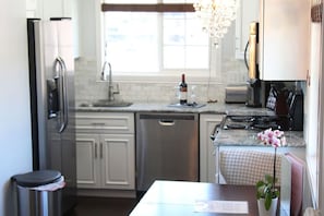 Jääkaappi, mikroaaltouuni, uuni, liesi