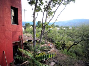 المنطقة المحيطة بالمنشأة