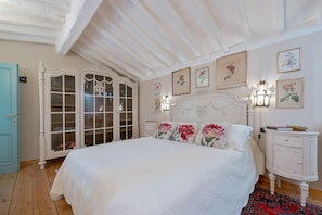 2 bedrooms, in-room safe, desk, iron/ironing board