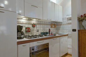 Frigorifero, microonde, forno, piano cottura