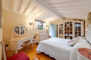 2 bedrooms, in-room safe, desk, iron/ironing board