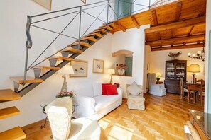 TV connectée, livres, chaîne hi-fi