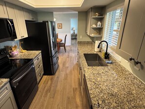 Fridge, microwave, oven, stovetop - Fantastic Waterfront Home Great for Relaxing, Scalloping, Fishing & Kayaking!!! (Crystal River)