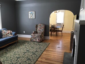 Télévision, lecteur de DVD, vidéothèque