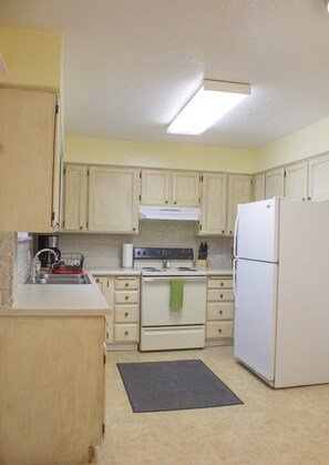 冷蔵庫、電子レンジ、オーブン、コンロ