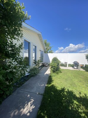 Terrace/patio - Insta-worthy Aprtmnt King Bed prime, Hottub AC Slps 6 near Flathead Lk & venues (Ronan)