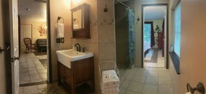 Suihku, hiustenkuivaaja, pyyhkeet, saippua