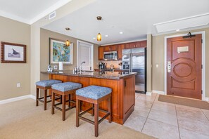 Jääkaappi, mikroaaltouuni, uuni, liesi