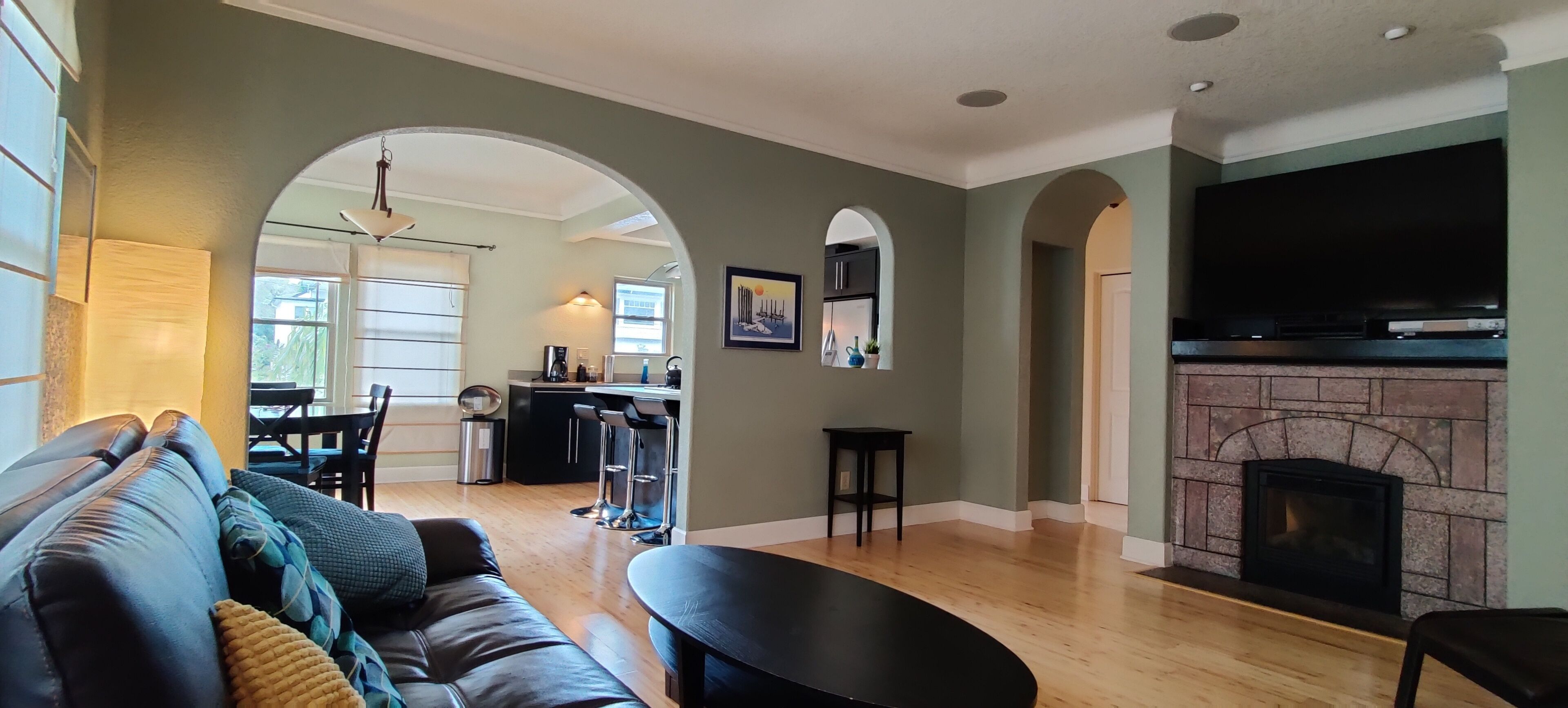 Smart TV, fireplace, books, music library