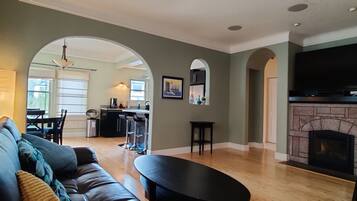 Smart TV, fireplace, books, music library