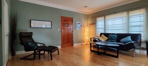 Smart TV, fireplace, books, music library - MEDITERRANEAN URBAN VILLA (Portland)