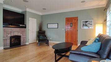 Smart-TV, peis, bøker og musikkbibliotek