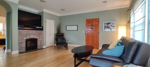 Smart TV, fireplace, books, music library - MEDITERRANEAN URBAN VILLA (Portland)