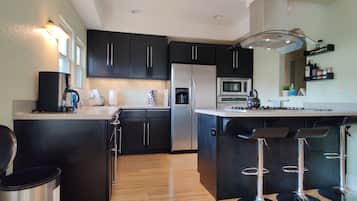 Kjøleskap, mikrobølgeovn, ovn og kokeplater