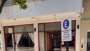 A hotel entrance with a sign indicating exclusive parking for 24 hours. - Residencial Ski (Esquel)