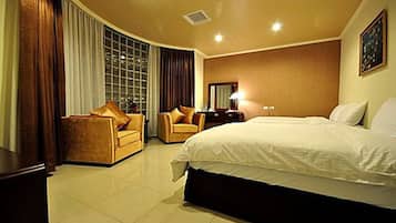 Habitación cuádruple estándar | Escritorio, wifi gratis, ropa de cama