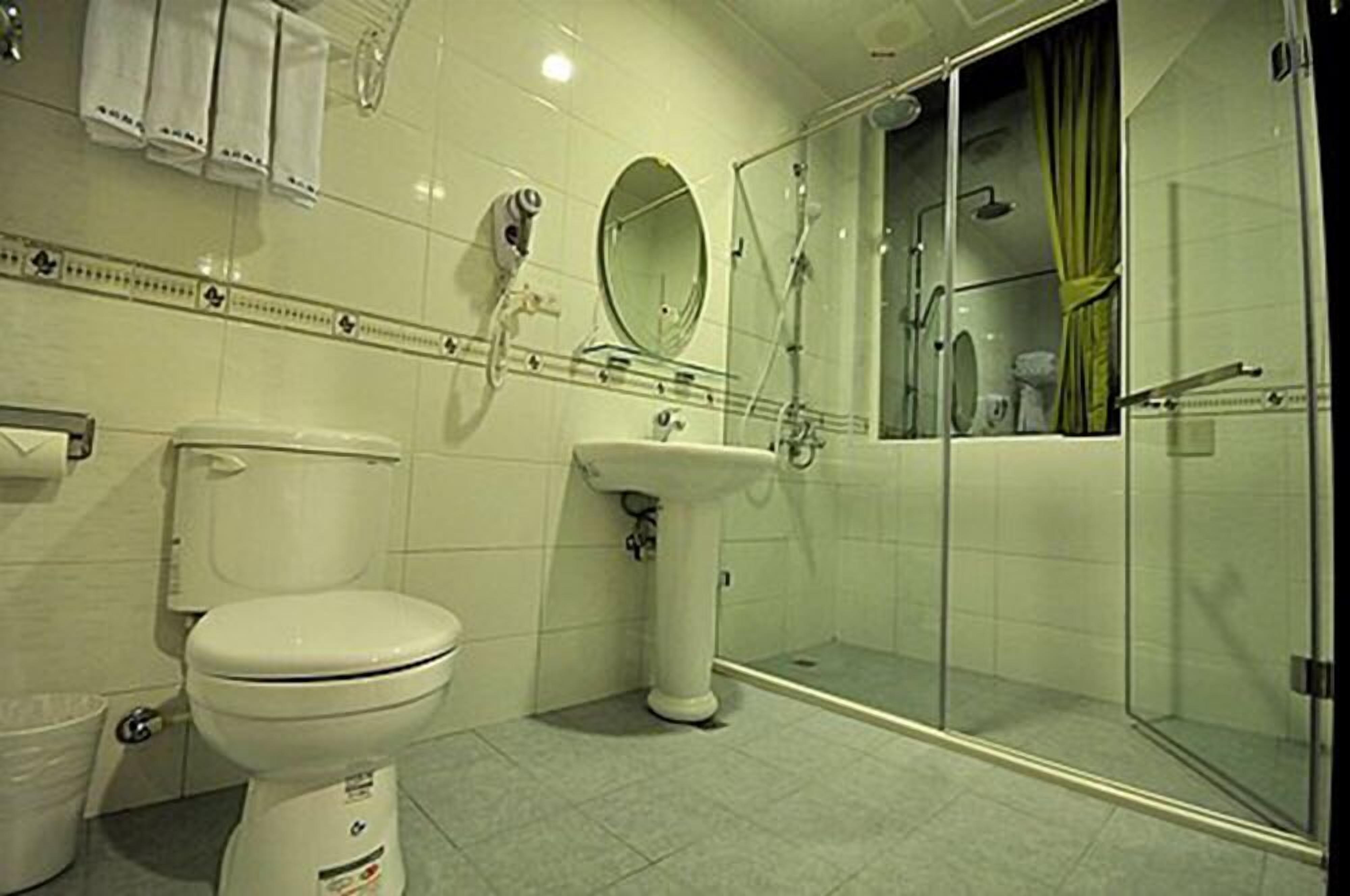 standard double room | bathroom | shower, rainfall showerhead, free toiletries, hair dryer