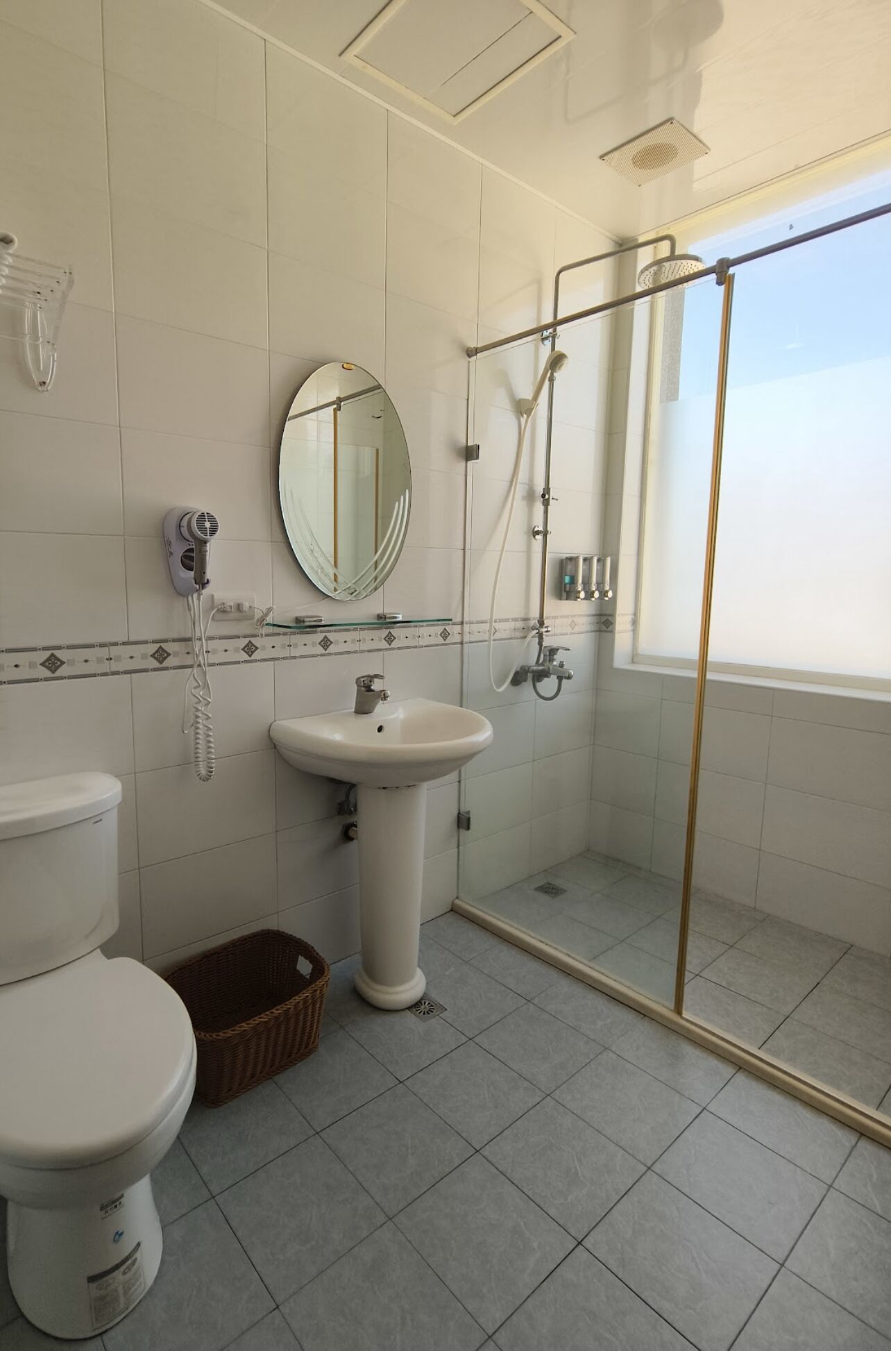 shower, rainfall showerhead, free toiletries, hair dryer