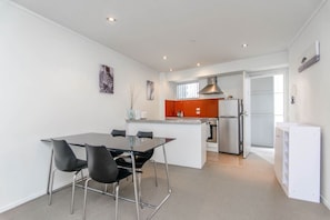 Comfort Apartment | Living area | Flat-screen TV - Spacious Apartment in Auckland CBD (Auckland)