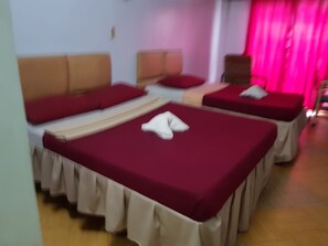Habitación con 2 camas individuales | Escritorio, sistema de insonorización, wifi gratis y ropa de cama