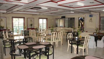 Phục vụ bữa sáng, bữa trưa, bữa tối, đặc sản địa phương