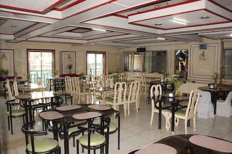 Se sirven desayunos, almuerzos y cenas; cocina local