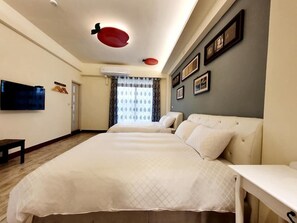 Ein Hotelzimmer mit einem großen Bett, einem flachbildfernseher an der Wand und einer Decke mit einem roten dekorativen Element.