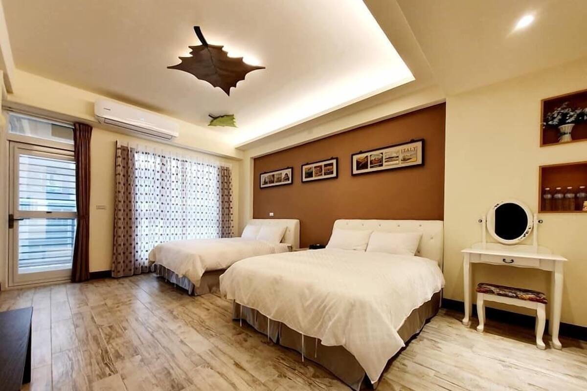 Standard Quadruple Room | Meja, langsir/tirai gelap terus, Wi-fi percuma, cadar katil 