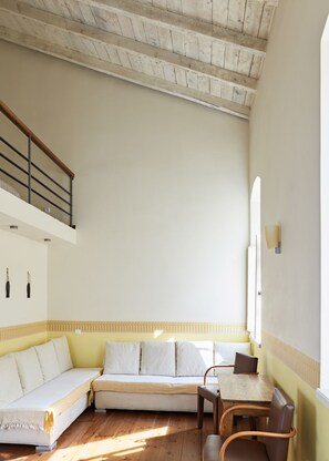 Junior Bedroom, Mezzanine Suite | Coin séjour | Télévision à écran plat