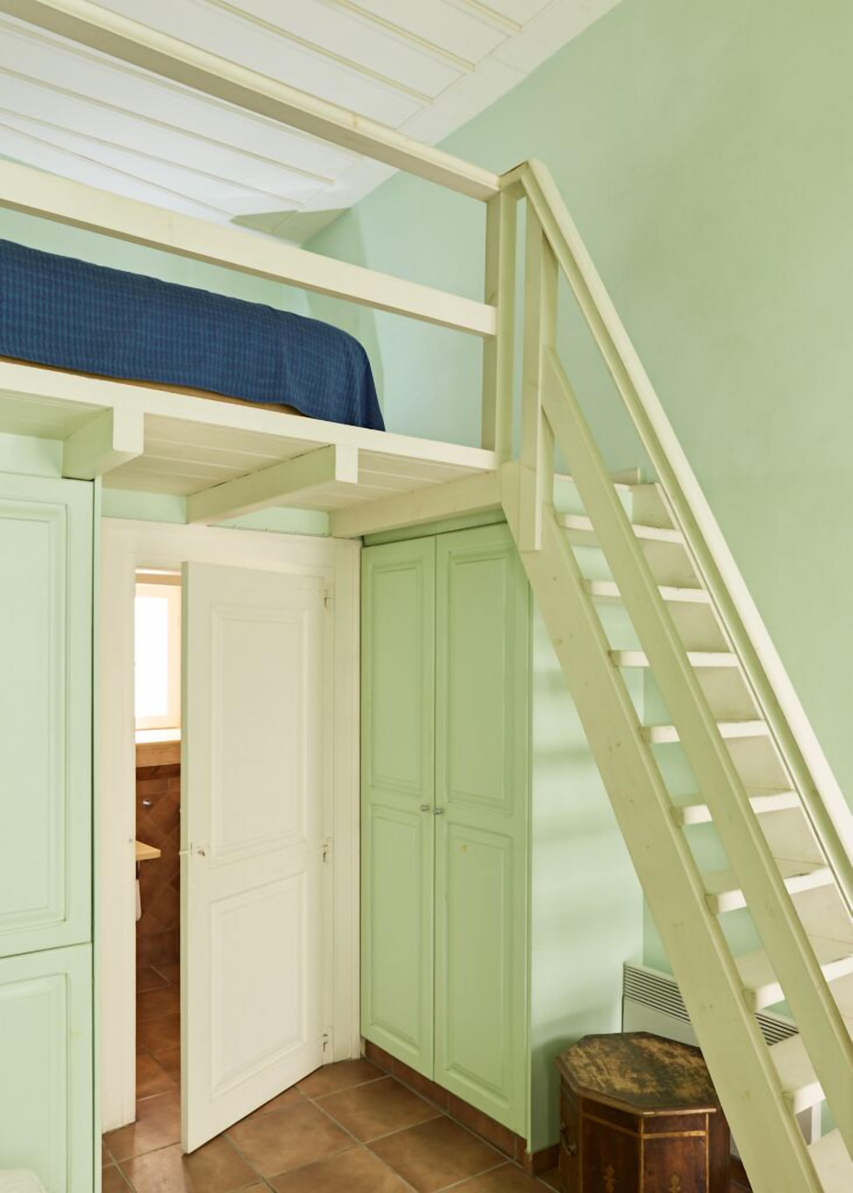 green bedroom, mezzanine studio | living area | flat-screen tv