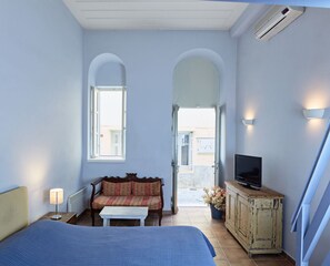 Minibar, caja de seguridad en la habitación y escritorio 