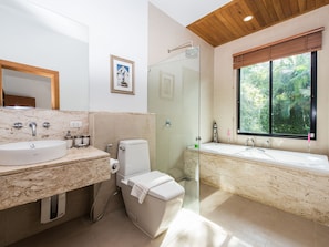 Shower, rainfall showerhead, free toiletries