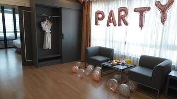 Grand Room | Down comforters, in-room safe, desk, blackout drapes