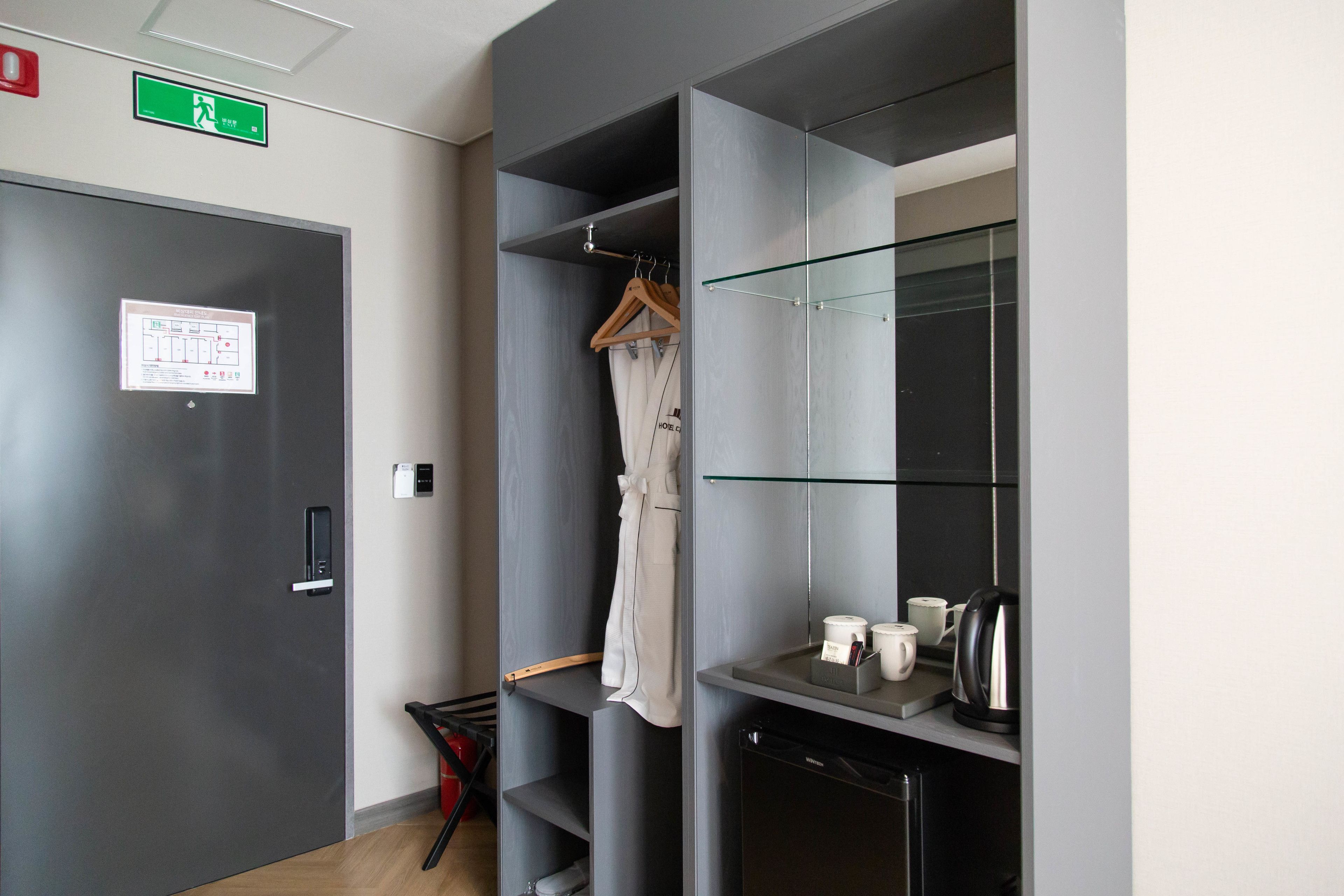 economy double room | down duvets, in-room safe, desk, blackout curtains