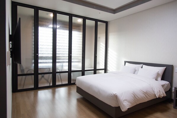 Suite | Daunenbettdecken, Zimmersafe, Schreibtisch, Verdunkelungsvorhänge