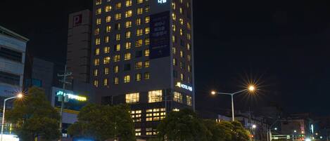 Fachada de la propiedad por la tarde o noche