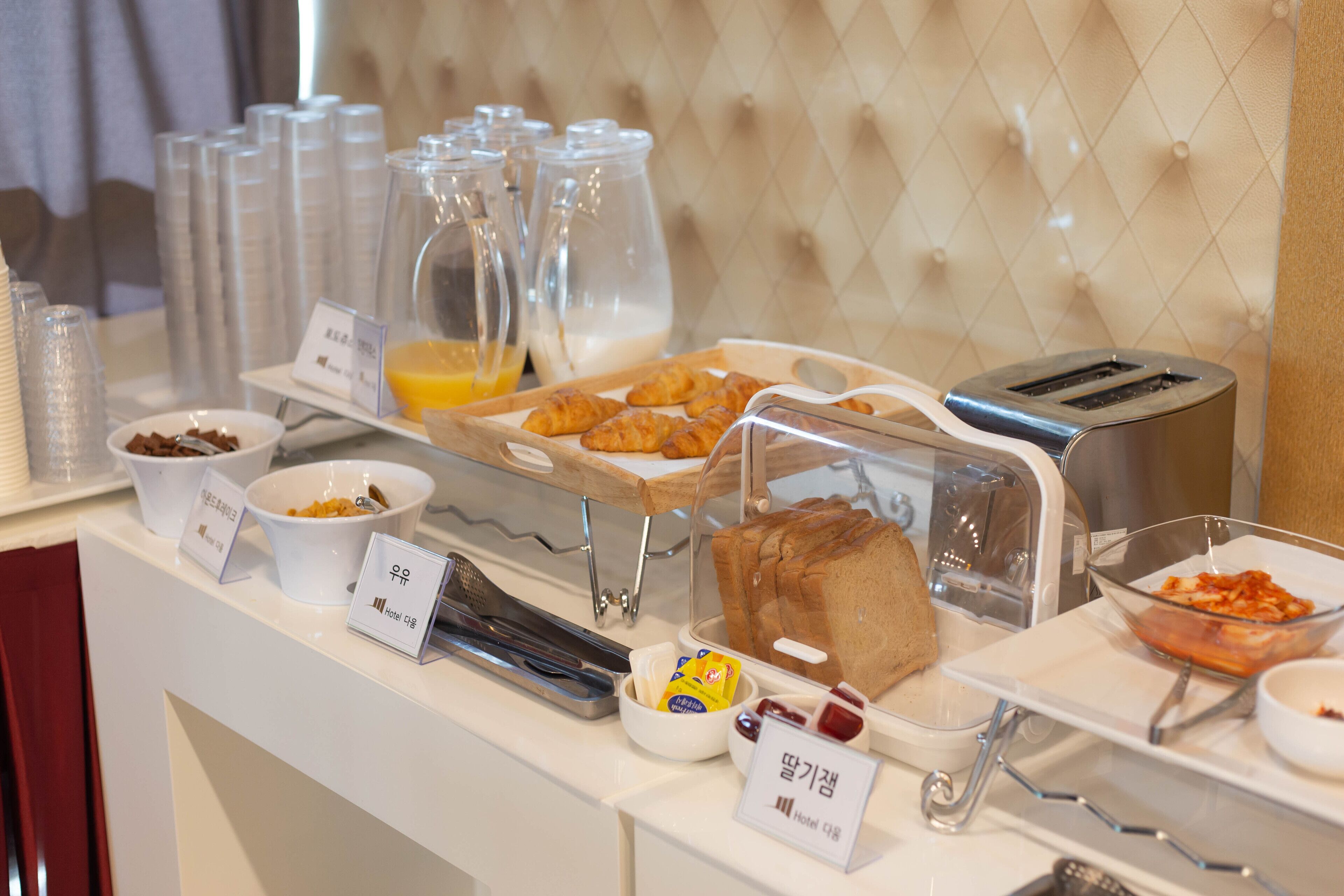Un buffet de petit-déjeuner proposant divers aliments et un grille-pain.
