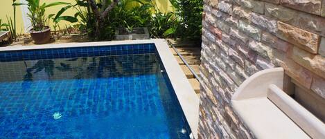 Udendørs pool, pool med vandfald