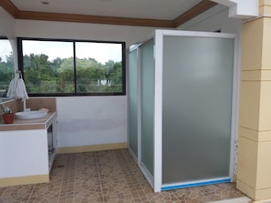 Koala Penthouse | Bathroom shower