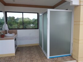 Koala Penthouse | Bathroom shower