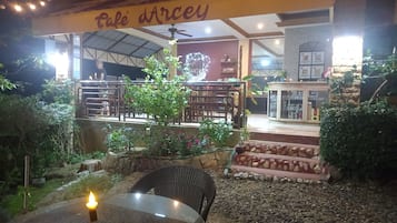 Se sirven desayunos, comidas, cenas y cocina local e internacional