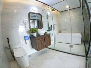 Quarto casal panorâmico | Banheiro | Chuveiro, ducha de hidromassagem, produtos de toalete grátis 